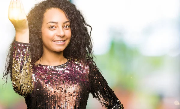 Joven Hermosa Chica Con Pelo Rizado Con Vestido Fiesta Noche —  Fotos de Stock