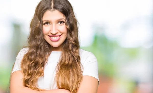 Giovane Bella Donna Indossa Casual Bianco Shirt Volto Felice Sorridente — Foto Stock