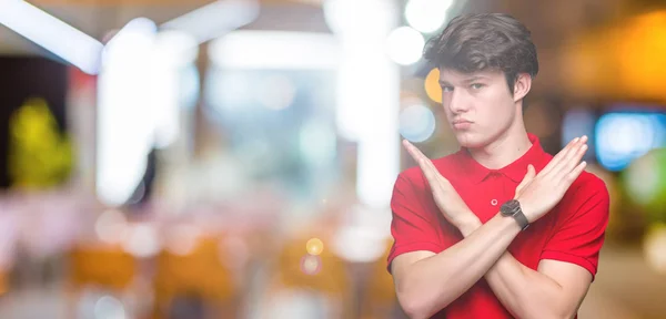 Jonge Knappe Man Met Rode Shirt Geïsoleerde Achtergrond Afwijzing Expressie — Stockfoto