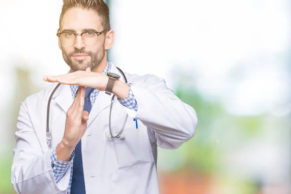 Knappe Jonge Dokter Man Geïsoleerde Achtergrond Doen Time Out Gebaar — Stockfoto