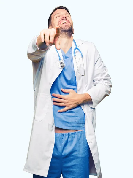 分離の上医療制服を着てハンサムな医者男背景恥式の胸の上の指の手でカメラを指しているあなたの笑い — ストック写真