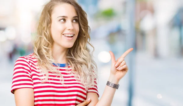 Bella Giovane Donna Bionda Sfondo Isolato Con Grande Sorriso Sul — Foto Stock