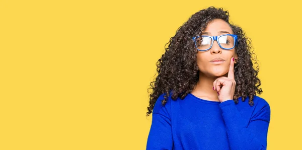 Giovane Bella Donna Con Capelli Ricci Indossa Occhiali Con Mano — Foto Stock