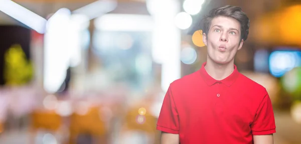 Joven Hombre Guapo Con Camiseta Roja Sobre Fondo Aislado Haciendo — Foto de Stock