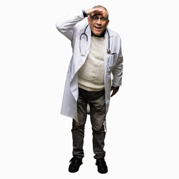 医療を着たハンサムな先輩医師男コート非常に幸せと笑顔の頭上の手で遠く離れています 概念を検索 — ストック写真