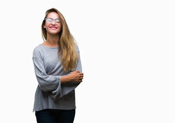 年轻美丽的金发女人戴着眼镜在孤立的背景快乐的脸微笑着交叉双臂看着相机 积极的人 — 图库照片