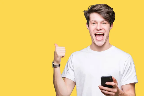 Jonge Man Met Smartphone Geïsoleerde Achtergrond Blij Met Grote Glimlach — Stockfoto