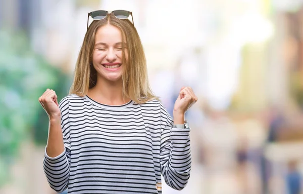 Giovane Bella Donna Bionda Che Indossa Occhiali Sole Sfondo Isolato — Foto Stock