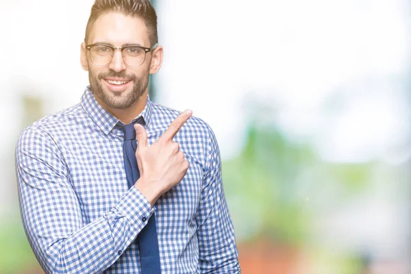 Junger Geschäftsmann Mit Brille Vor Isoliertem Hintergrund Fröhlich Mit Einem — Stockfoto