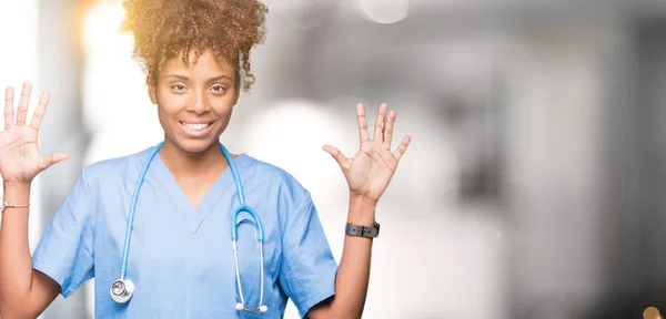 Jeune Afro Américaine Médecin Femme Sur Fond Isolé Montrant Pointant — Photo