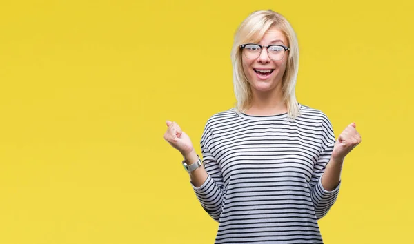 Joven Mujer Rubia Hermosa Con Gafas Sobre Fondo Aislado Celebrando — Foto de Stock