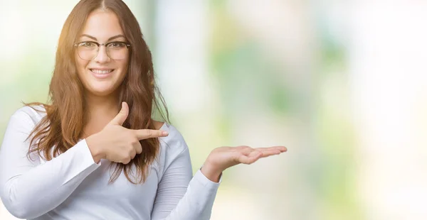 Hermosa Mujer Joven Tamaño Grande Sobre Fondo Aislado Sorprendida Sonriendo —  Fotos de Stock