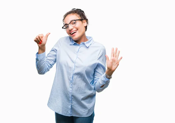 Joven Chica Negocios Afroamericana Trenzada Pelo Usando Gafas Sobre Fondo — Foto de Stock