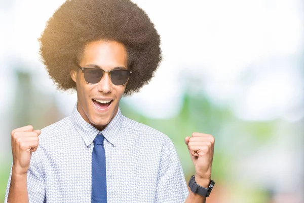 Unga Afroamerikanska Affärsman Med Afro Hår Bär Solglasögon Firar Överraskad — Stockfoto