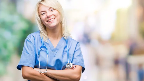 Giovane Bella Donna Medico Bionda Indossa Uniforme Medica Sfondo Isolato — Foto Stock