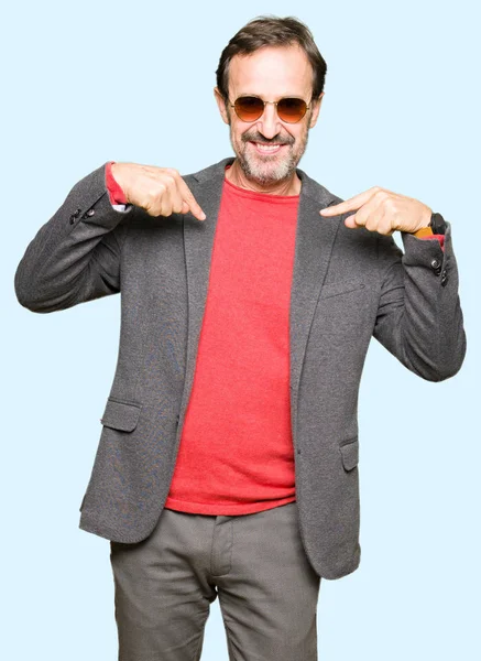 Gutaussehender Geschäftsmann Mittleren Alters Der Eine Sonnenbrille Trägt Und Selbstbewusst — Stockfoto