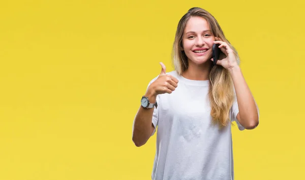 Junge Schöne Blonde Frau Telefoniert Mit Smartphone Über Isolierten Hintergrund — Stockfoto