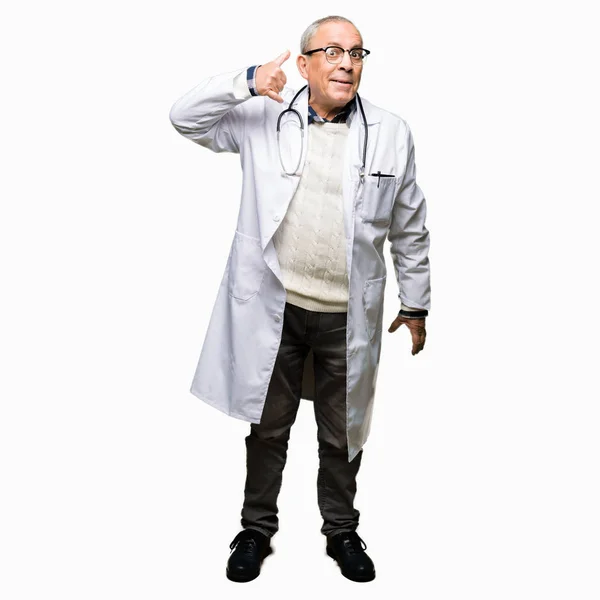 Yakışıklı Kıdemli Doktor Adam Tıbbi Ceket Giyen Telefonda Konuşmak Gibi — Stok fotoğraf