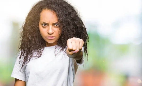 Mooi Meisje Met Krullend Haar Dragen Casual Wit Shirt Punching — Stockfoto