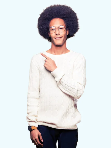 Afro Amerikai Fiatalember Afro Haj Viselt Szemüveg Mutatva Kéz Ujjával — Stock Fotó