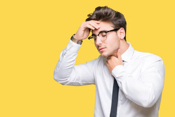 Mladí Obchodní Muž Nosí Brýle Nad Samostatný Pozadí Dotýká Čela — Stock fotografie