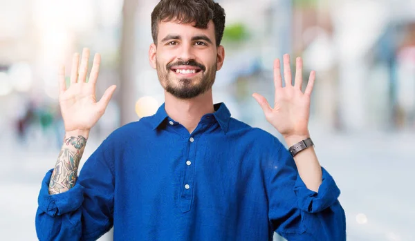 Jeune Homme Beau Sur Fond Isolé Montrant Pointant Vers Haut — Photo