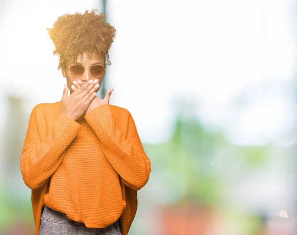 Mooie Jonge African American Vrouw Dragen Van Een Zonnebril Geïsoleerde — Stockfoto