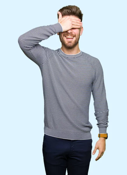 Joven Hombre Guapo Con Rayas Suéter Sonriendo Riendo Con Mano —  Fotos de Stock