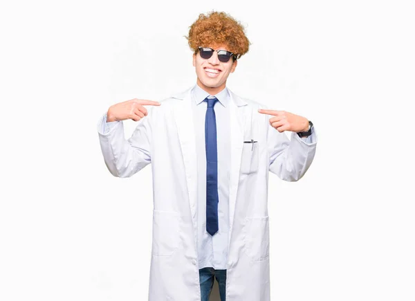 잘생긴 과학자 선글라스 얼굴에 미소와 자신감 자부심과 손가락으로 자신을 가리키는 — 스톡 사진