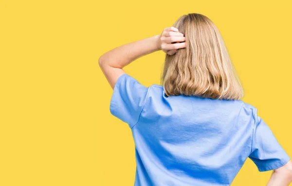 Hermosa Joven Doctora Vistiendo Uniforme Médico Sobre Fondo Aislado Hacia —  Fotos de Stock