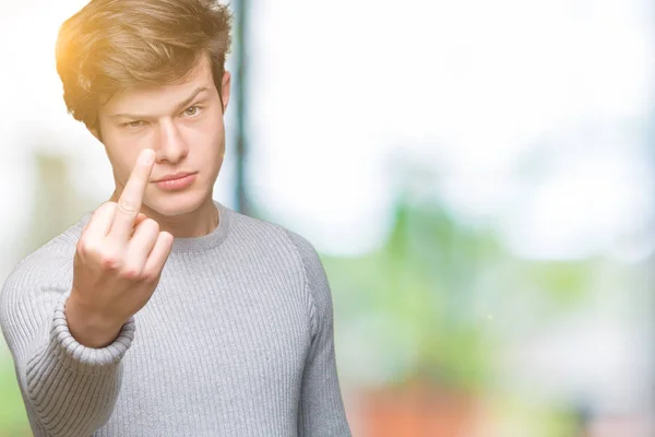 Giovane Bell Uomo Indossa Maglione Invernale Sfondo Isolato Mostrando Dito — Foto Stock