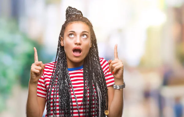 Jovem Trançado Cabelo Afro Americano Menina Sobre Fundo Isolado Espantado — Fotografia de Stock