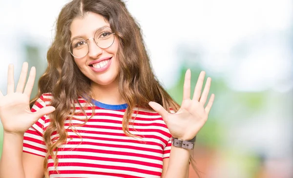 Młoda Kobieta Piękne Noszenie Okularów Wyświetlono Skierowaną Górę Palcami Numer — Zdjęcie stockowe