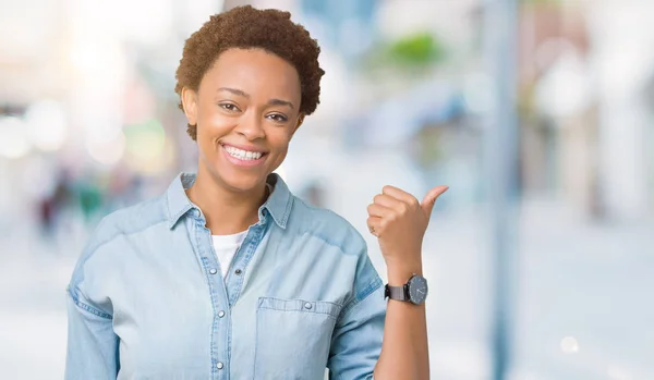 Jonge Mooie Afrikaanse Amerikaanse Vrouw Geïsoleerde Achtergrond Glimlachend Met Blij — Stockfoto