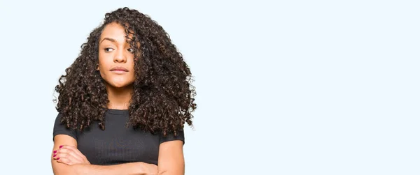 Jovem Mulher Bonita Com Cabelo Encaracolado Sorrindo Lado Olhando Olhando — Fotografia de Stock