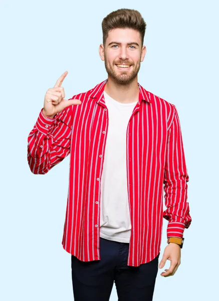 Joven Hombre Guapo Con Camisa Roja Sonriente Seguro Gesto Con — Foto de Stock