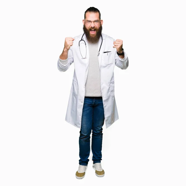 Giovane Medico Biondo Con Barba Che Indossa Cappotto Medico Che — Foto Stock