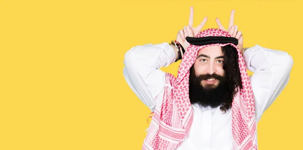 Pebisnis Arab Dengan Rambut Panjang Mengenakan Syal Tradisional Keffiyeh Posing — Stok Foto