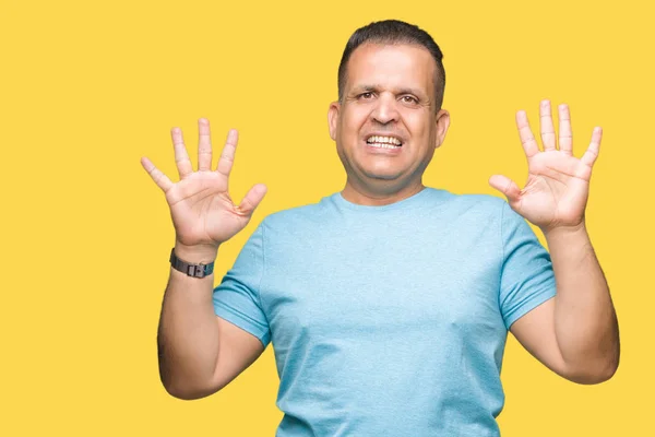 Homem Árabe Meia Idade Vestindo Camiseta Azul Sobre Fundo Isolado — Fotografia de Stock