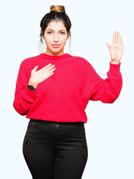 Jovem Mulher Bonita Vestindo Camisola Vermelha Pão Jurando Com Mão — Fotografia de Stock