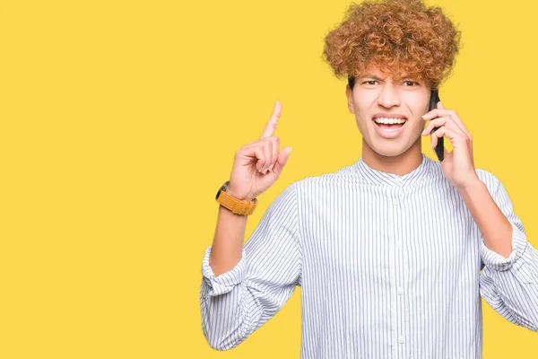 Mladý Pohledný Muž Mluvil Telefonu Překvapilo Nápad Nebo Otázku Ukazující — Stock fotografie