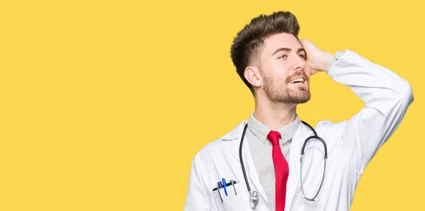 Fiatal Jóképű Orvos Ember Visel Orvosi Kabát Mosolyogva Abban Megható — Stock Fotó