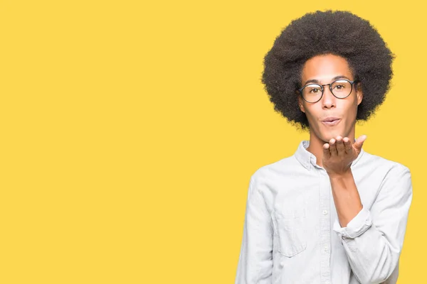 Jovem Americano Africano Com Cabelo Afro Usando Óculos Olhando Para — Fotografia de Stock