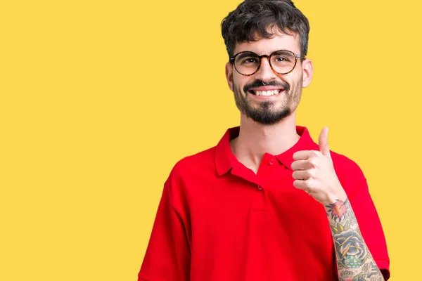 Homem Bonito Jovem Usando Óculos Sobre Fundo Isolado Fazendo Polegares — Fotografia de Stock