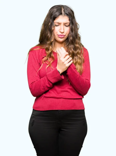 Junge Schöne Frau Mit Rotem Pullover Leidet Unter Schmerzen Händen — Stockfoto