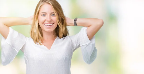 Hermosa Joven Elegante Mujer Sobre Fondo Aislado Relajante Estiramiento Con — Foto de Stock