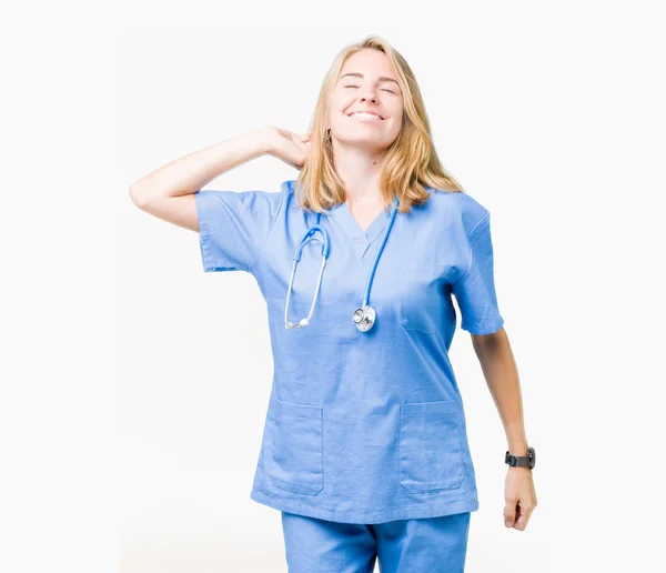 Güzel Genç Doktor Kadın Izole Arka Plan Üzerinde Tıbbi Üniforma — Stok fotoğraf