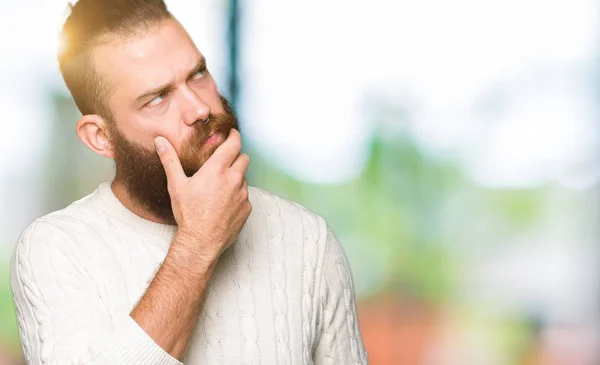 Giovane Hipster Che Indossa Maglione Invernale Con Mano Sul Mento — Foto Stock