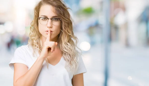 Hermosa Mujer Rubia Joven Con Gafas Sobre Fondo Aislado Pidiendo —  Fotos de Stock