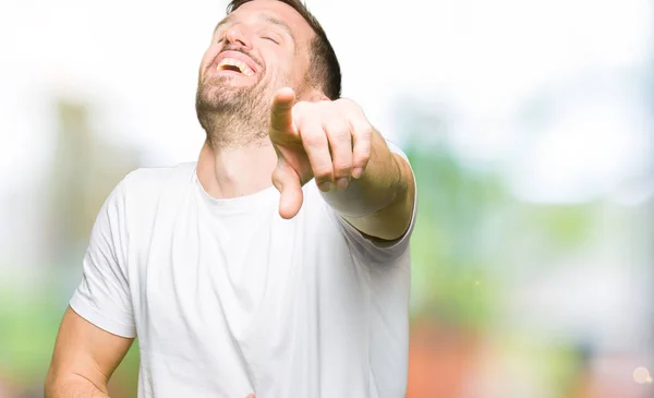 Knappe Man Dragen Casual Wit Shirt Lachend Van Wijzend Naar — Stockfoto